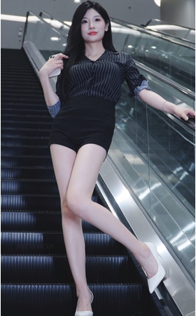 电梯上的黑色热裤美女