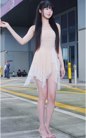 连衣裙小美女