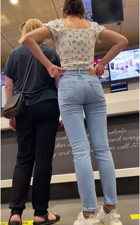 高挑的蓝牛异域美女