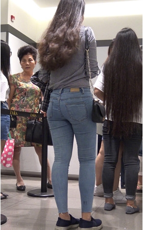 买衣服的牛仔裤妹子