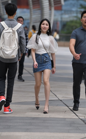牛仔包屯裙美女