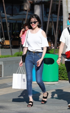 牛仔紧身裤美女