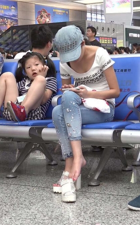 少妇玩着手机，看的人有些心猿意马啊