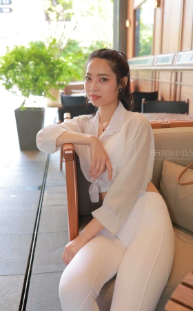 [kaine专区] 白色瑜伽裤女孩 【图片➕视频】<font color=red> [10P]</font>