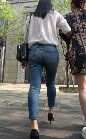 紧身牛仔裤圆润美屯美女《二》