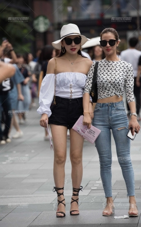 在店外的小姐姐 [10P]