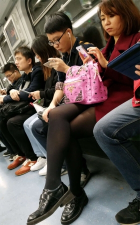 地铁拍摄黑色丝袜红衣少妇