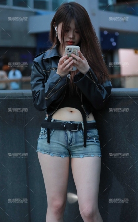牛仔热裤小妹 [20P]