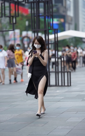 丰腴黑裙妹子