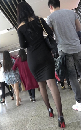 紧身黑色连体包臀裙小姐姐