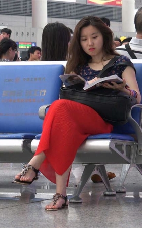 姑娘蓝衣红裙，长得漂亮，脚型还算凑合