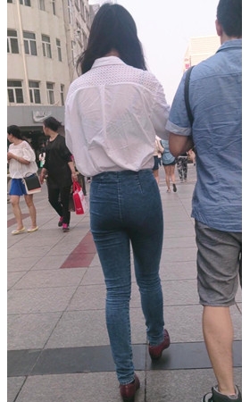 牛仔紧身美女
