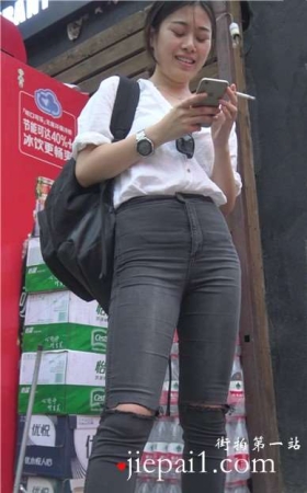 4k-看上去挺清纯的白衬衫女孩，居然抽烟呢 [1.57 GB]