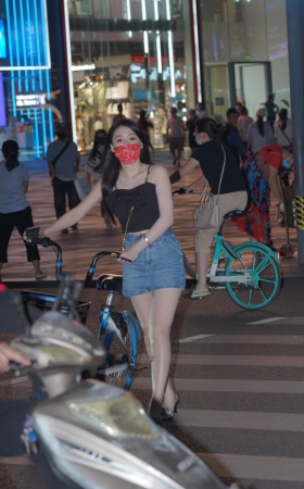 高跟短裙骑车美女 贵在真实