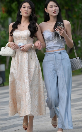 两个逛街的美女(97P)