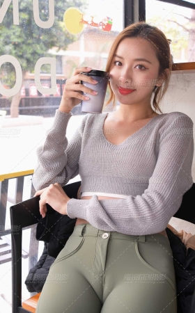 绿色紧身蜜桃裤长腿美女