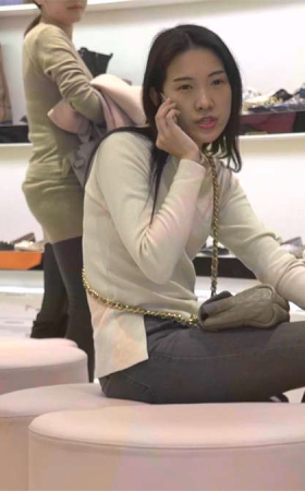 二趾长美女多次穿脱鞋袜