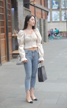 甜美牛仔裤美眉
