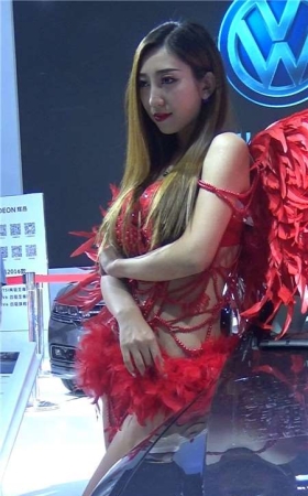红色内衣性感美女车模