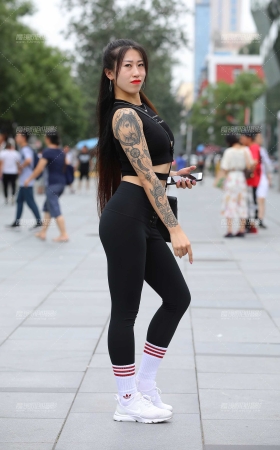 有纹身的健美裤女友 [18P]