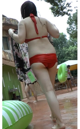 丰满的红色泳装美女