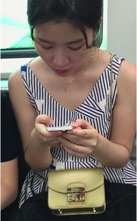 地铁上拍摄v领连衣裙小妹