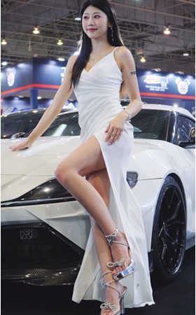 洁白长裙车模美女