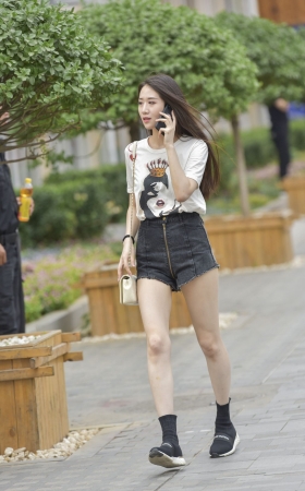 长腿个性热裤美眉