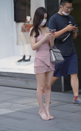 粉裙少妇