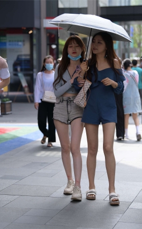 热裤白皙美腿