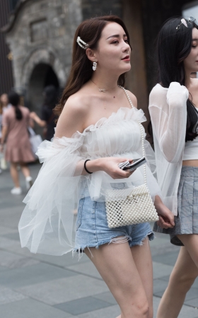 闺蜜一起逛街