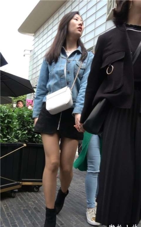 4K 牛仔外套短裙街拍美女笑容甜美