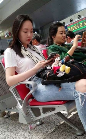4k-白T恤紧身蓝牛高颜值街拍美女