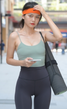黑色瑜伽裤女孩