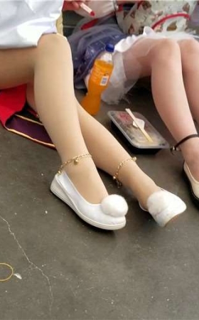 4k-肉色丝袜小清纯美眉休息不忘补个妆