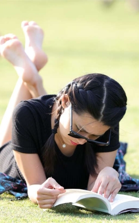 No1510 端庄典雅的女生，静静地翘起玉雕般纯净的少女素足 第2套