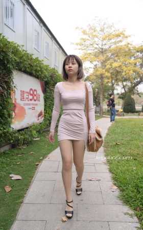 庭中的美女 【套图+视频】<font color=red> [9P]</font>