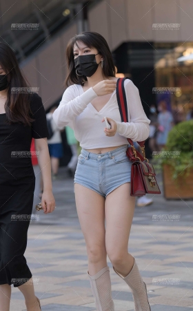 紧身牛仔热裤耳环美女 [27P]