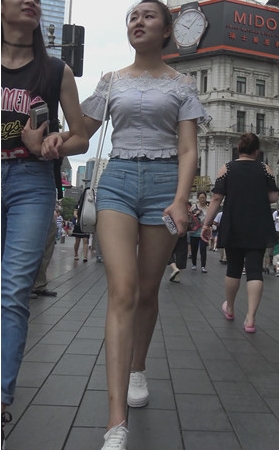 漂亮的牛仔热裤女孩