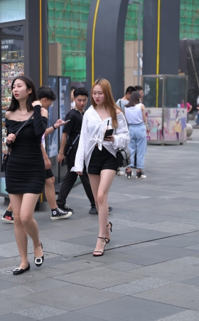 白皙美腿高跟小姐姐