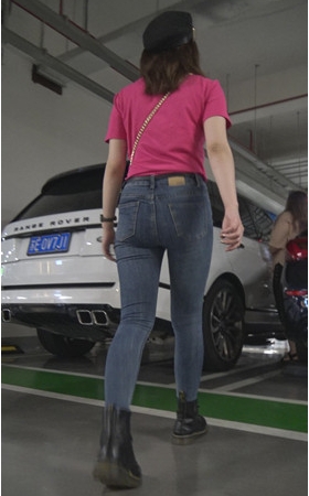 粉衣蓝牛小姐姐