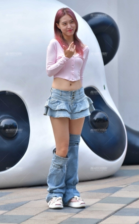 ★蛋糕牛仔短裙美女 [13P]