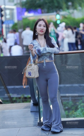紧身裤翘臀 [13P]