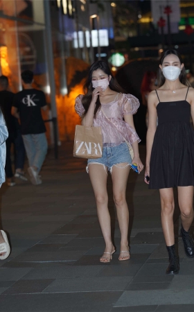 清秀甜美牛仔短裤