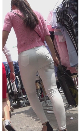 粉衣白裤紧身微透美女