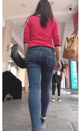 红衣牛仔裤美眉