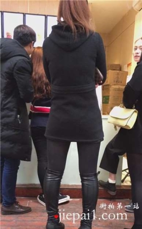 街拍丝袜打底裤皮靴美少妇