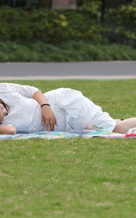 No1346 气质非凡的美妇在白裙长丝的衬托下宛如少女般清新