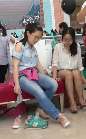 4k-鞋柜试鞋的两位美女街拍美足