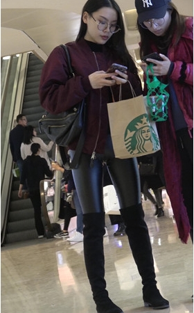 漂亮的黑丝紧身皮裤高靴妹子